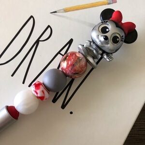 Disney Doorables: Minnie Mouse: 100 Years of Wonder handmade beaded pen